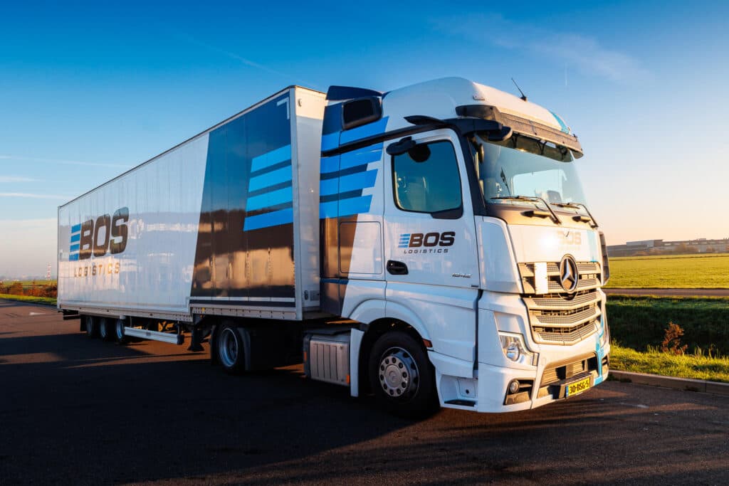 Truck van Bos Logistics bij het warehouse op Schiphol